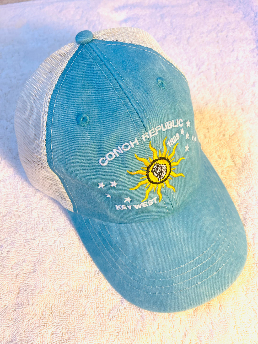 Conch republic Caribbean blue/white trucker cap